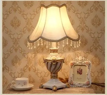 Европейская светодиодная настольная лампа Спальня Гостиная Прикроватный светильник Освещение Креативные модные современные светильники Декоративные Дворцовые настольные лампы
